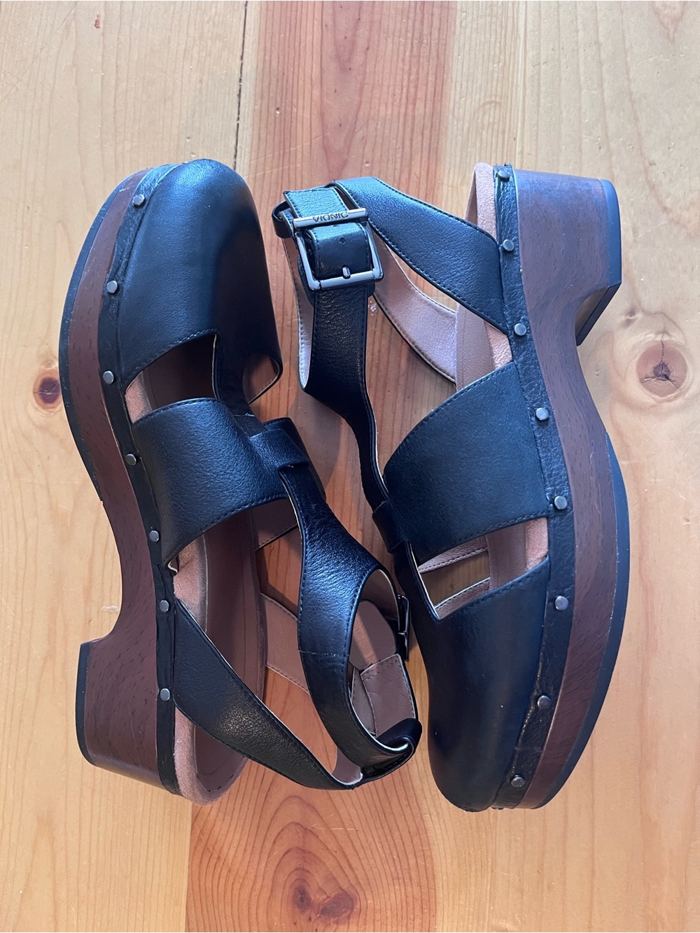 Vionic Faye Black Leather Faux Wood Platform Clog Sandals - Picture 3 of 8
